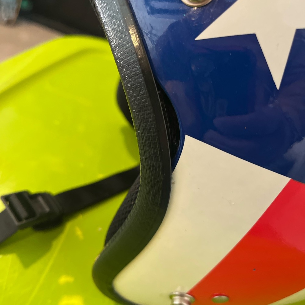 Captain America Helmet - Picture 3 of 9